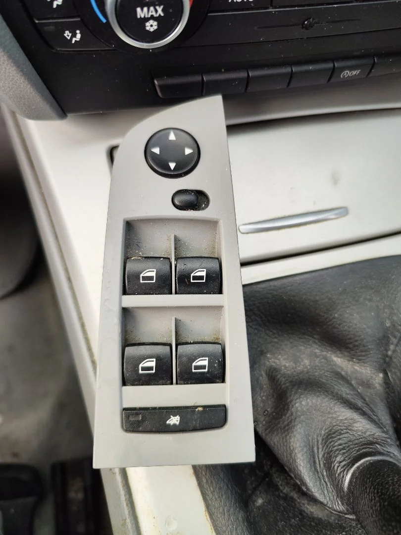 Foto de MANDO ELEVALUNAS DELANTERO DERECHO BMW SERIE 3 BERLINA (E90) 2.0 Turbodiesel CAT (143 CV / 105 KW)