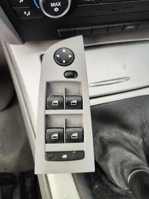 Foto de MANDO ELEVALUNAS DELANTERO DERECHO BMW SERIE 3 BERLINA (E90) 2.0 Turbodiesel CAT (143 CV / 105 KW)