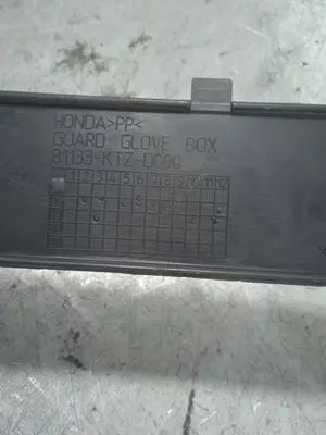 Foto de MOLDURA HONDA FES /SH /SES /DYLAN /PS 125 125 cm3 - 10 kW G-CAT (14 CV / 10 KW) referencia 81133-KTZ-D000 foto 3