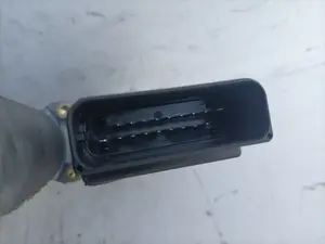 Foto de MOTOR ELEVALUNAS TRASERO DERECHO SEAT LEON (1M1) 1.9 TDI (110 CV / 81 KW) referencia 9776101438203 foto 2