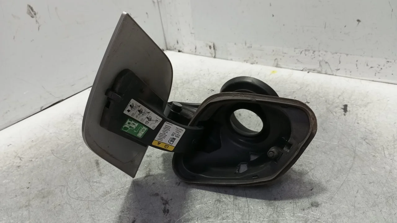 Foto de TAPA EXTERIOR COMBUSTIBLE FORD FOCUS BERLINA (CEW) 1.0 EcoBoost CAT (125 CV / 92 KW) referencia 7U519A095AA