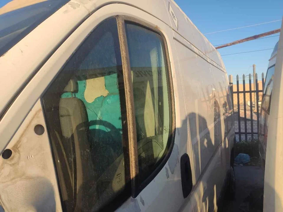 Foto de LUNA DELANTERA IZQUIERDA PEUGEOT BOXER (333/335) FURGÓN TECHO ELEVADO BAT.3450MM 2.2 HDI CAT (101 CV / 74 KW)