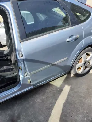Foto de PUERTA TRASERA IZQUIERDA FORD FOCUS BERLINA (CAP) 1.8 TDCi Turbodiesel CAT (116 CV / 85 KW)