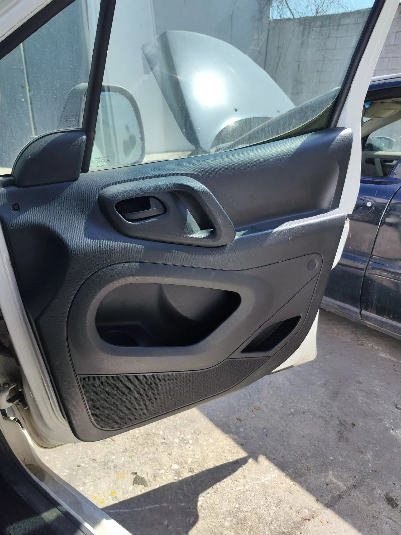 Foto de GUARNECIDO PUERTA DELANTERA DERECHA CITROEN BERLINGO FURGÓN 1.6 16V HDi FAP (75 CV / 55 KW) referencia 9342JE