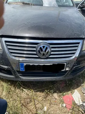 Foto de REJILLA DELANTERA VOLKSWAGEN PASSAT VARIANT (3C5) 2.0 TDI DPF (170 CV / 125 KW)