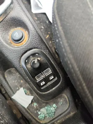 Foto de MANDO ELEVALUNAS DELANTERO IZQUIERDO PEUGEOT 206 1.6 16V CAT (109 CV / 80 KW)