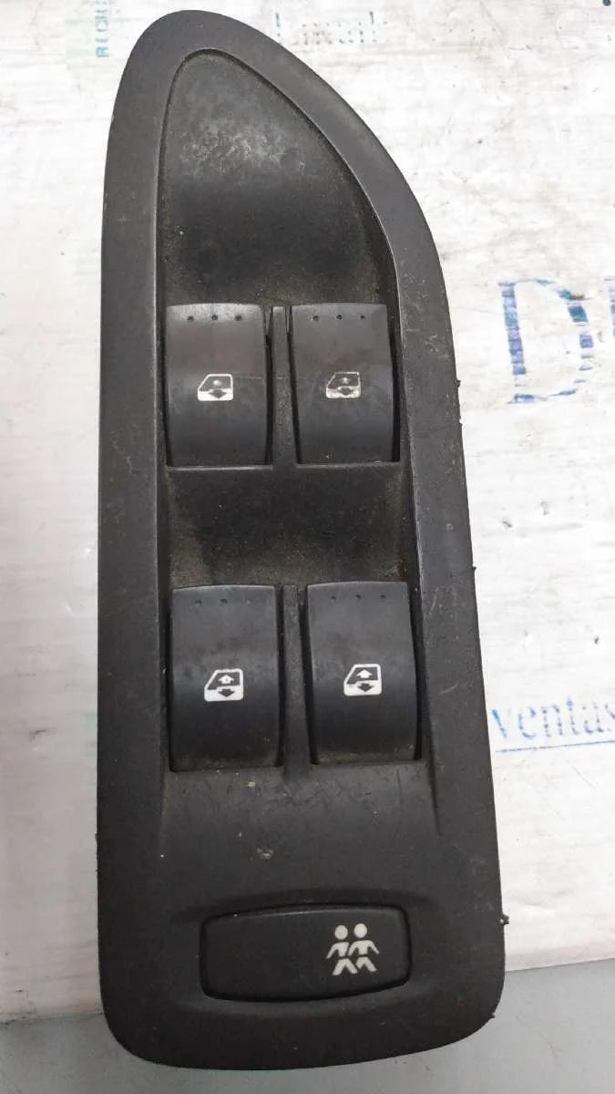 Foto de MANDO ELEVALUNAS DELANTERO IZQUIERDO RENAULT LAGUNA II (BG0) 1.9 dCi Diesel CAT (101 CV / 74 KW) referencia 8200315042
