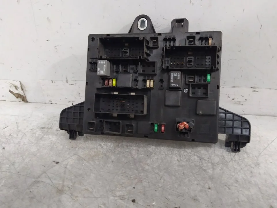 Foto de CAJA RELES / FUSIBLES OPEL ASTRA J BERLINA 5P 1.7 16V CDTI (110 CV / 81 KW) referencia 13302300