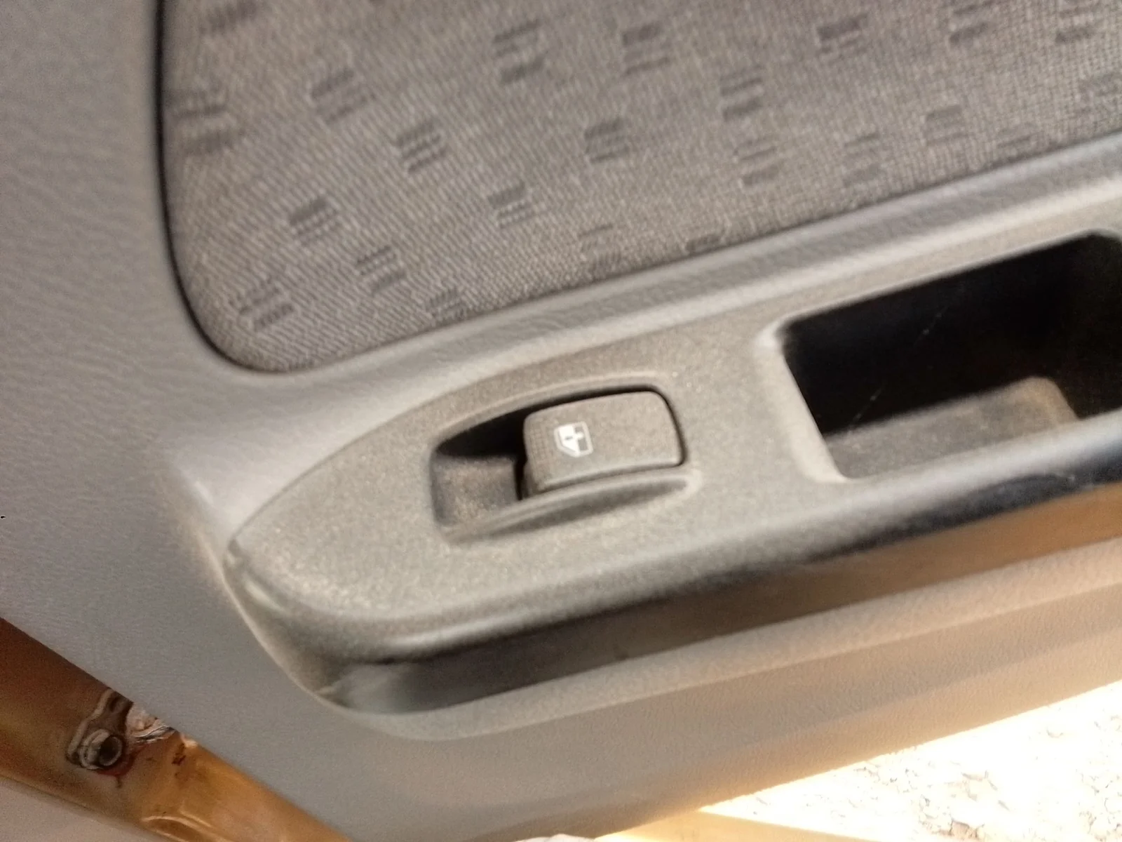 Foto de MANDO ELEVALUNAS TRASERO DERECHO KIA RIO (BC) 1.3 CAT (75 CV / 55 KW)