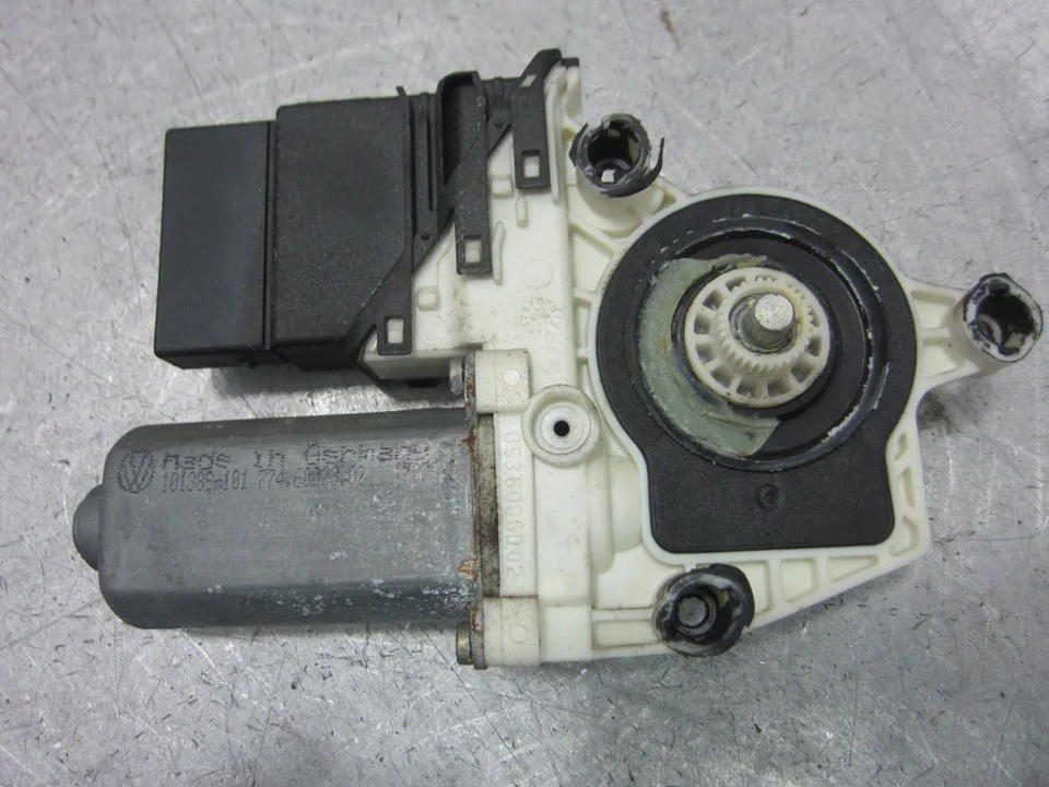 Foto de MOTOR ELEVALUNAS TRASERO IZQUIERDO VOLKSWAGEN GOLF IV BERLINA (1J1)(10.1997) 1.9 TDI (110 CV / 81 KW) referencia 7746002302