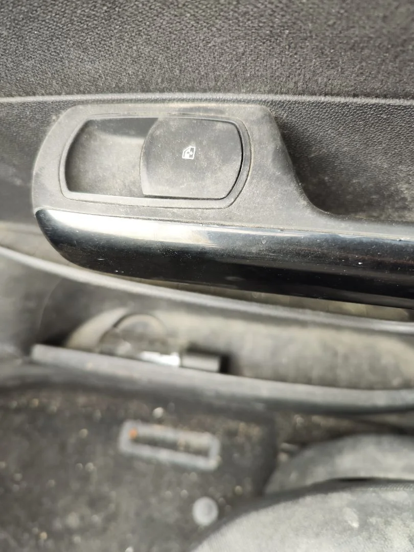 Foto de MANDO ELEVALUNAS DELANTERO DERECHO OPEL CORSA D 1.3 16V CDTI (75 CV / 55 KW)