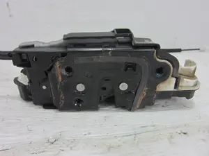 Foto de CERRADURA PUERTA DELANTERA IZQUIERDA SEAT LEON (5F1) 1.6 TDI (105 CV / 77 KW) referencia 5K1837015E foto 4