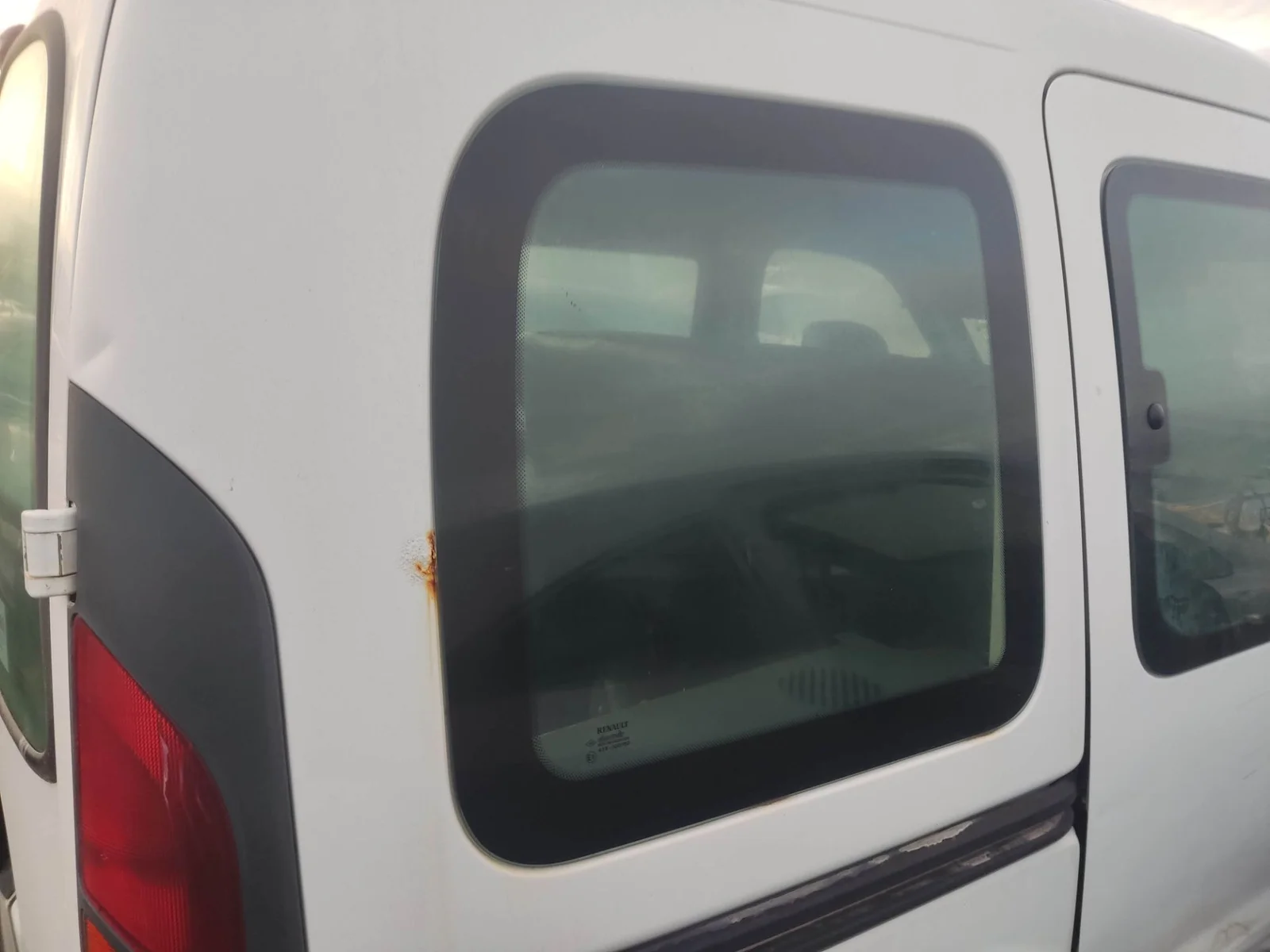 Foto de LUNA CUSTODIA TRASERA DERECHA RENAULT KANGOO I (F/KC0) 1.2 (58 CV / 43 KW)