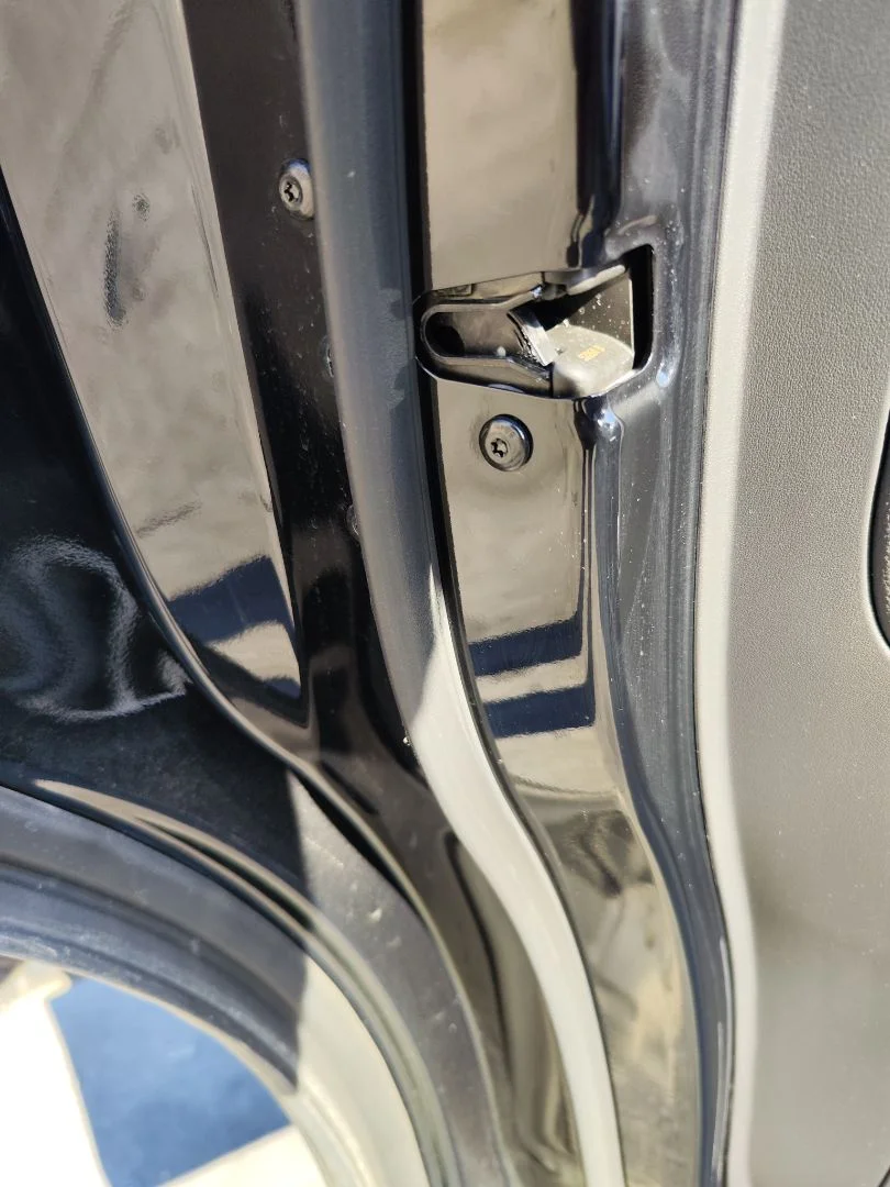 Foto de CERRADURA PUERTA TRASERA IZQUIERDA JAGUAR F-PACE 3.0 V6 Diesel CAT (301 CV / 221 KW) referencia HK8324995AB