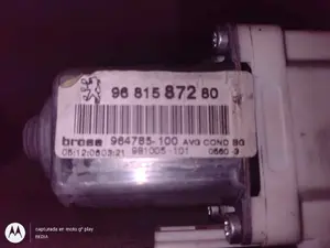 Foto de MOTOR ELEVALUNAS DELANTERO IZQUIERDO PEUGEOT 307 BREAK/ SW (S2) 2.0 16V HDi FAP CAT (RHR / DW10BTED4) (136 CV / 100 KW) referencia 9681587280 foto 2