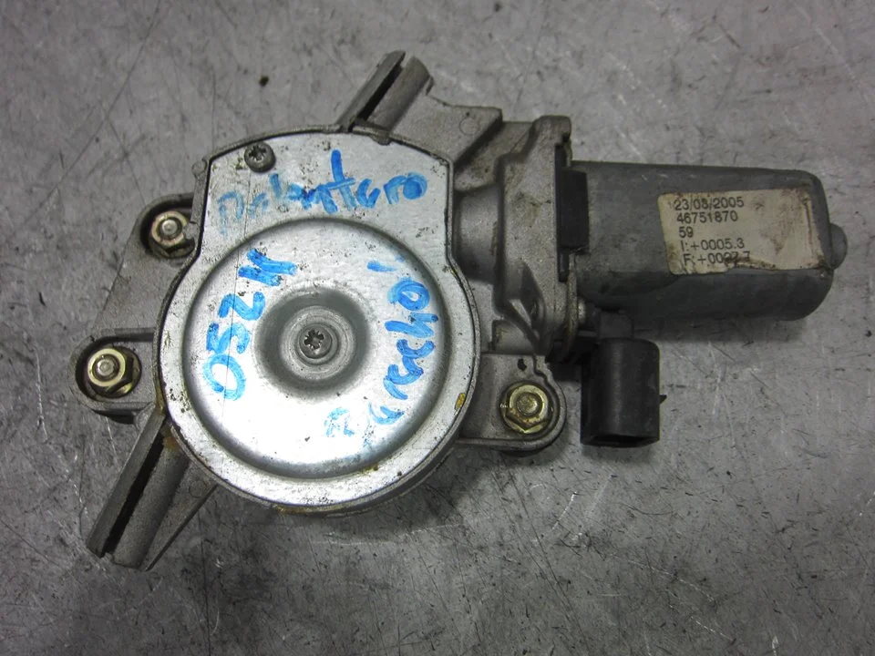 Foto de MOTOR ELEVALUNAS DELANTERO DERECHO ALFA ROMEO 147 (190) 1.9 JTD CAT (101 CV / 74 KW) referencia 46751870