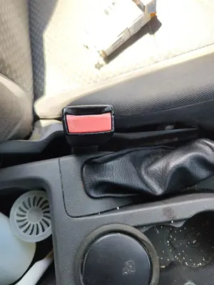 Foto de ENGANCHE CINTURON DELANTERO IZQUIERDO FORD FOCUS BERLINA (CAP) 1.6 TDCi CAT (90 CV / 66 KW)