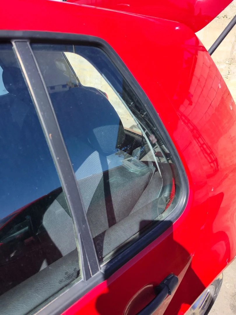 Foto de LUNA CUSTODIA TRASERA IZQUIERDA VOLKSWAGEN GOLF IV BERLINA (1J1)(10.1997) 1.9 TDI (90 CV / 66 KW)