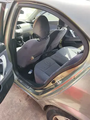 Foto de GOMAS CONTORNO PUERTA NISSAN PRIMERA BERLINA (P12) 1.9 16V Turbodiesel CAT (120 CV / 88 KW)