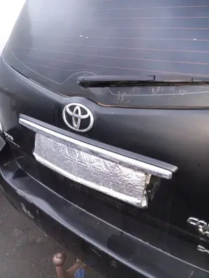 Foto de CERRADURA MALETERO / PORTON TOYOTA COROLLA VERSO (R1) 2.2 Turbodiesel CAT (136 CV / 100 KW)