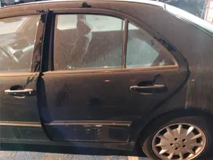 Foto de PUERTA TRASERA IZQUIERDA MERCEDES-BENZ CLASE E (BM 210) BERLINA