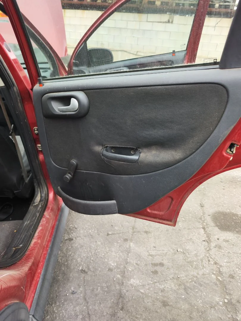 Foto de GUARNECIDO PUERTA TRASERA DERECHA OPEL CORSA C 1.2 16V CAT (Z 12 XEP / LB4) (80 CV / 59 KW)