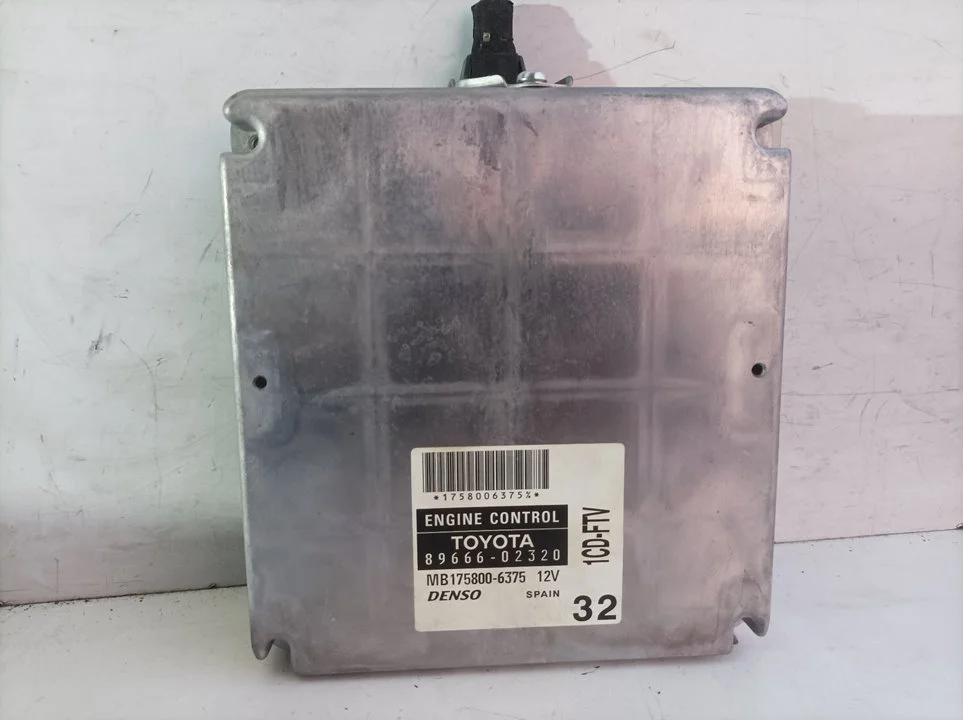 Foto de CENTRALITA MOTOR UCE TOYOTA COROLLA (E12) 2.0 Turbodiesel CAT (110 CV / 81 KW) referencia 8966602320