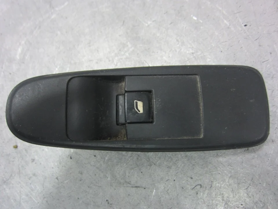 Foto de MANDO ELEVALUNAS DELANTERO DERECHO CITROEN XSARA BERLINA 1.6 16V CAT (NFU / TU5JP4) (109 CV / 80 KW) referencia 96639377ZD