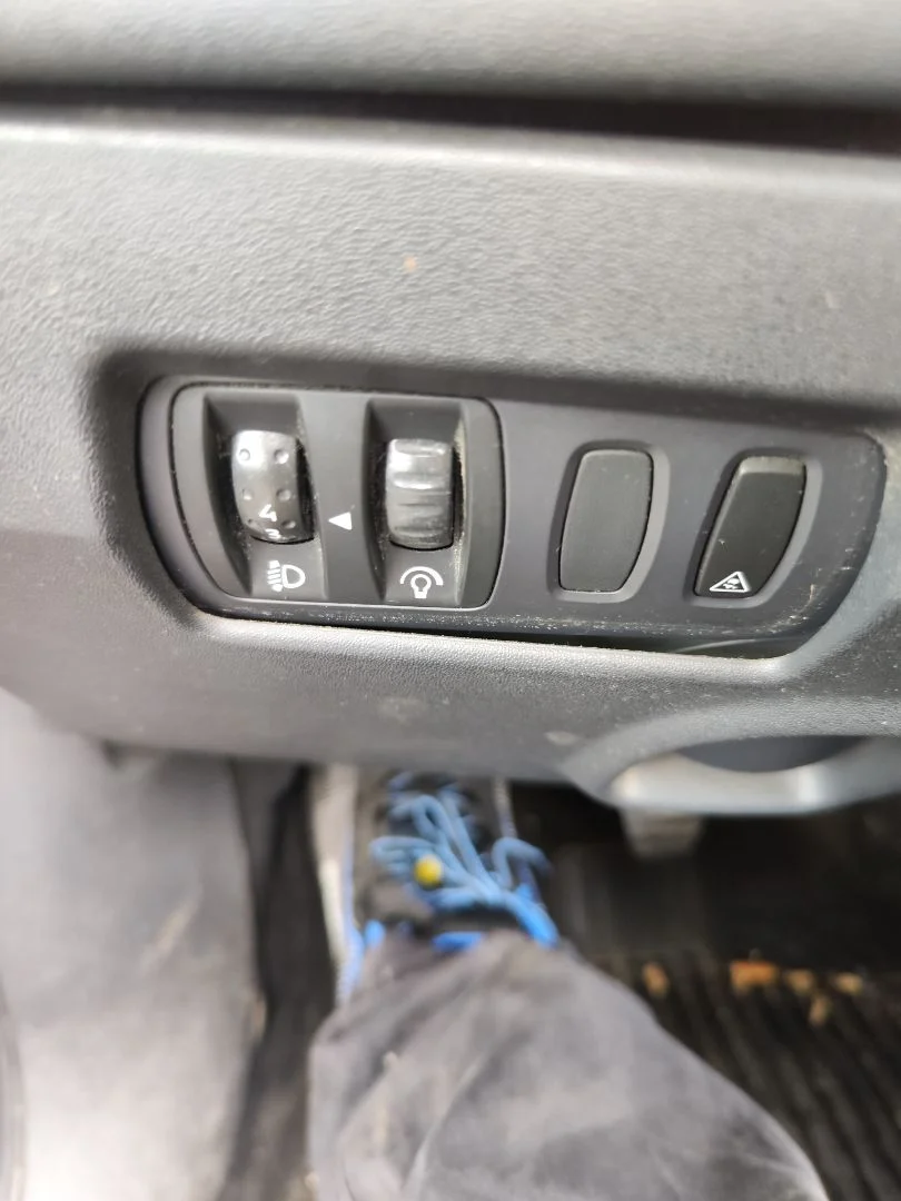 Foto de INTERRUPTOR RENAULT MEGANE II BERLINA 3P 1.9 dCi Diesel (120 CV / 88 KW)