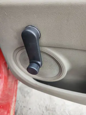 Foto de MANETA ELEVALUNAS TRASERA DERECHA RENAULT CLIO III 1.5 dCi Diesel CAT (86 CV / 63 KW)