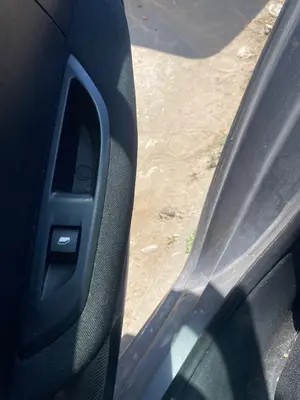 Foto de MANDO ELEVALUNAS TRASERO DERECHO PEUGEOT 208 (P2) 1.2 PureTech (74 CV / 55 KW)