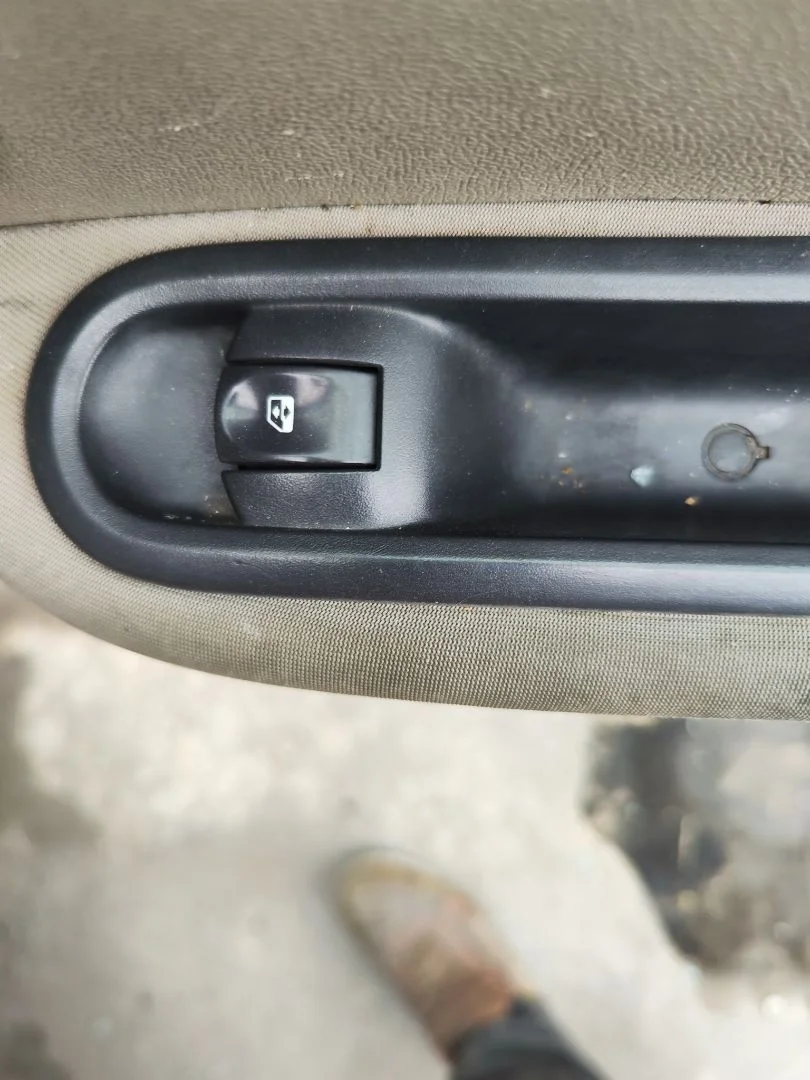Foto de MANDO ELEVALUNAS DELANTERO DERECHO RENAULT CLIO III 1.5 dCi Diesel CAT (86 CV / 63 KW)