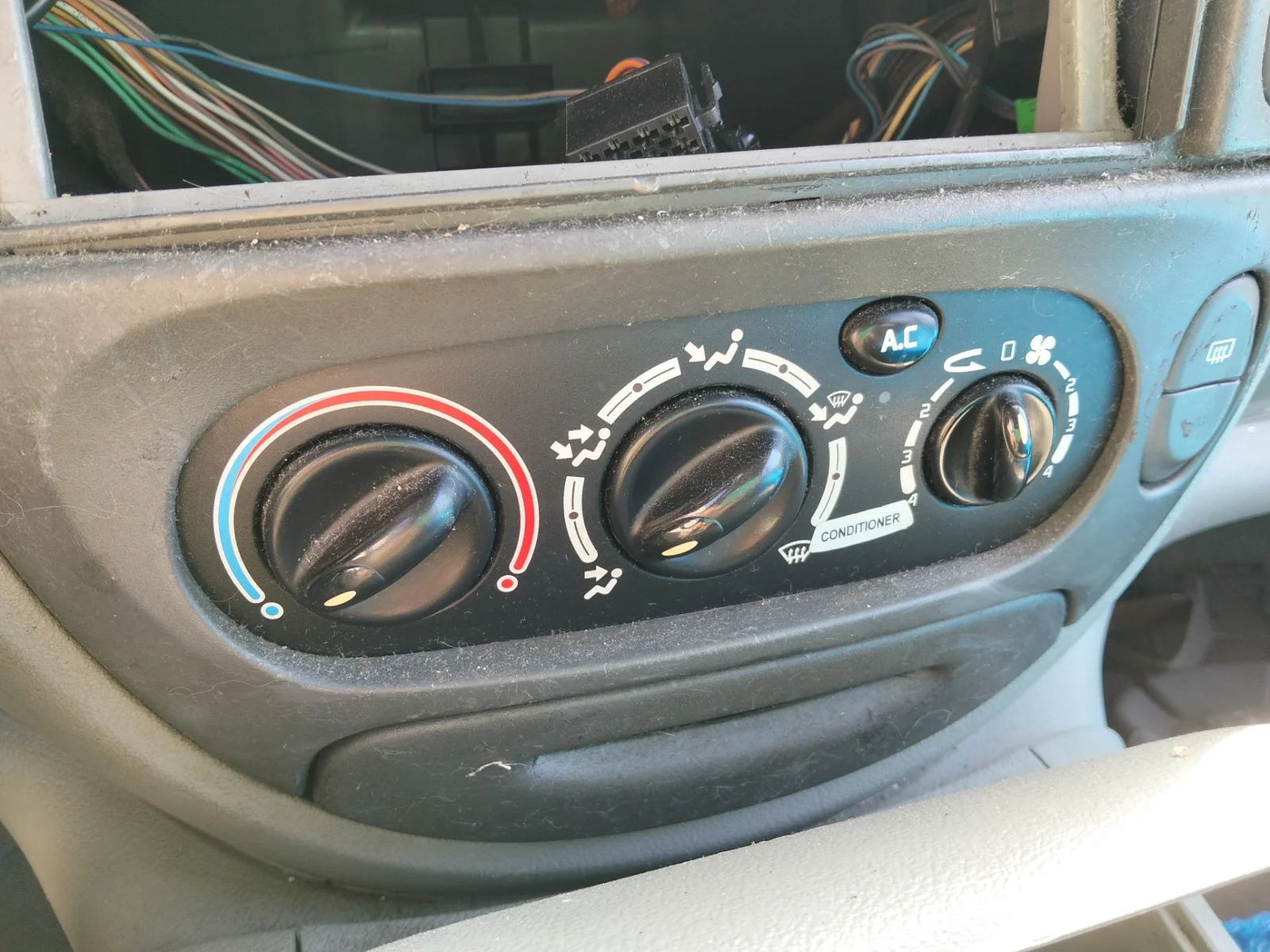 Foto de MANDO CALEFACCION / AIRE ACONDICIONADO RENAULT SCENIC I (JA...) 1.9 dCi Diesel CAT (102 CV / 75 KW) referencia 7701048378
