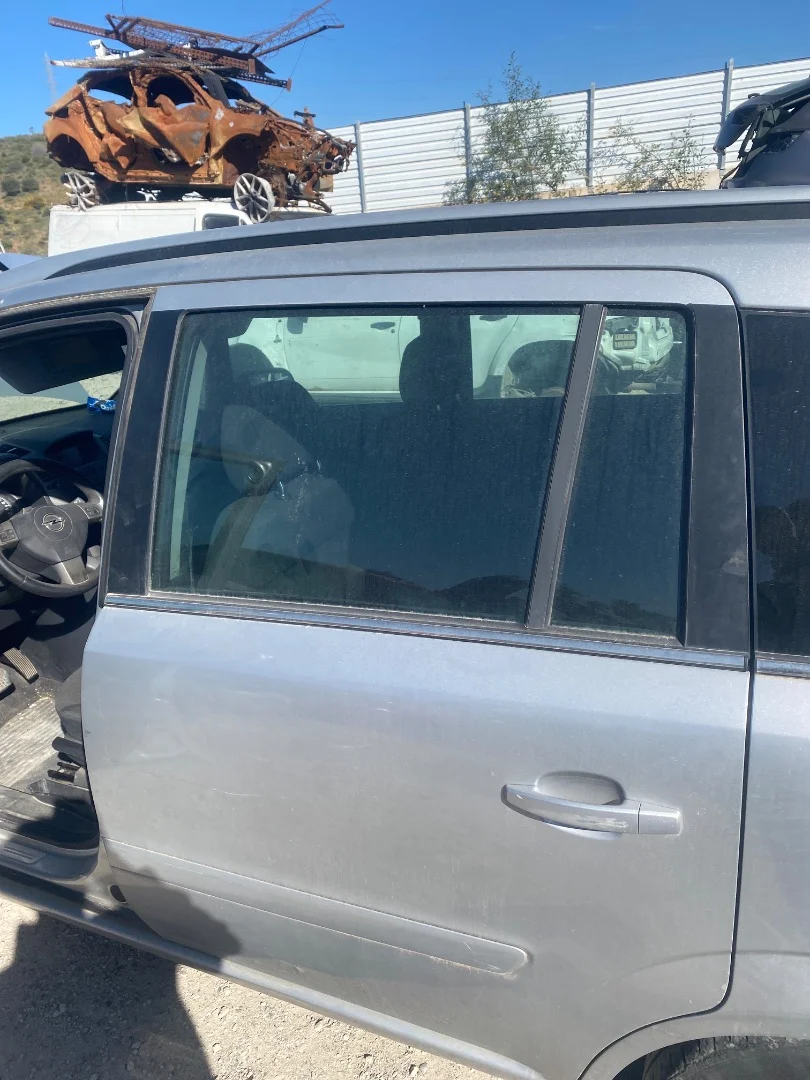Foto de PUERTA TRASERA IZQUIERDA OPEL ZAFIRA B 1.9 CDTI (120 CV / 88 KW) referencia 13203015