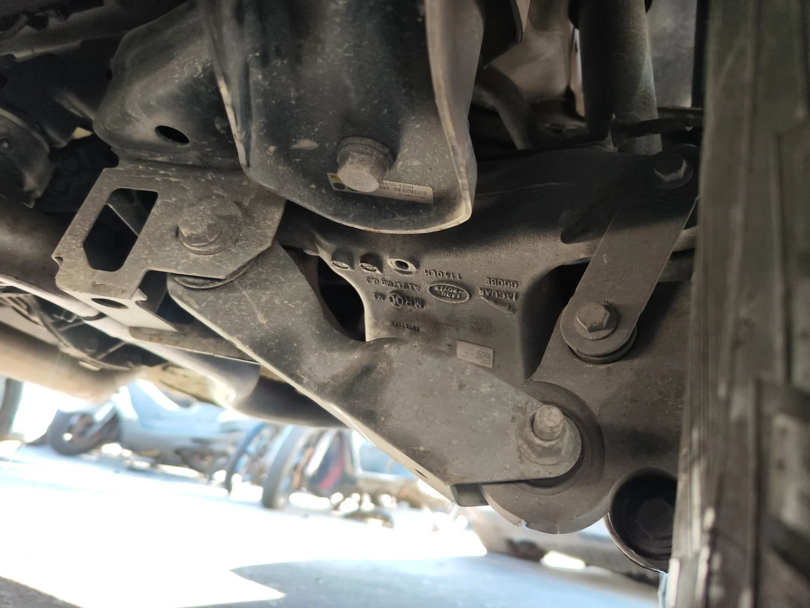 Foto de BRAZO SUSPENSION TRASERO IZQUIERDO JAGUAR F-PACE 3.0 V6 Diesel CAT (301 CV / 221 KW) referencia T4A8082