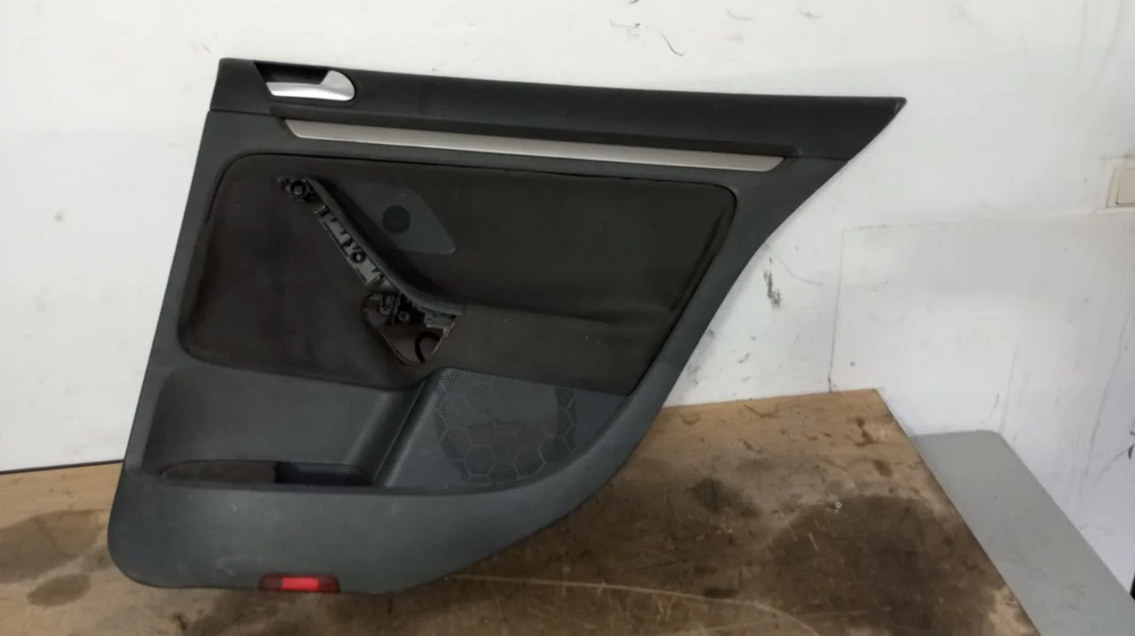 Foto de GUARNECIDO PUERTA TRASERA DERECHA VOLKSWAGEN GOLF V (1K1)(10.2003) 1.9 TDI (105 CV / 77 KW) referencia 1K6867212