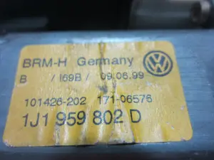Foto de MOTOR ELEVALUNAS DELANTERO DERECHO VOLKSWAGEN GOLF IV BERLINA (1J1)(10.1997) 1.6 (101 CV / 74 KW) referencia 1J1959802D foto 4