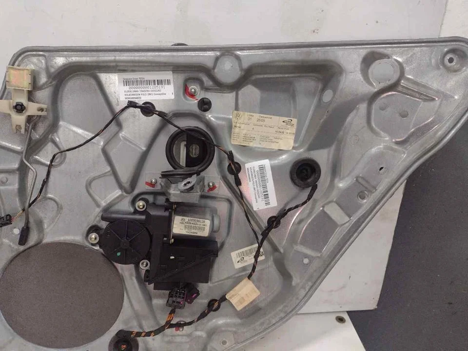 Foto de ELEVALUNAS TRASERO DERECHO VOLKSWAGEN POLO IV (9N1) 1.9 SDI (64 CV / 47 KW) referencia W06Q4839402B