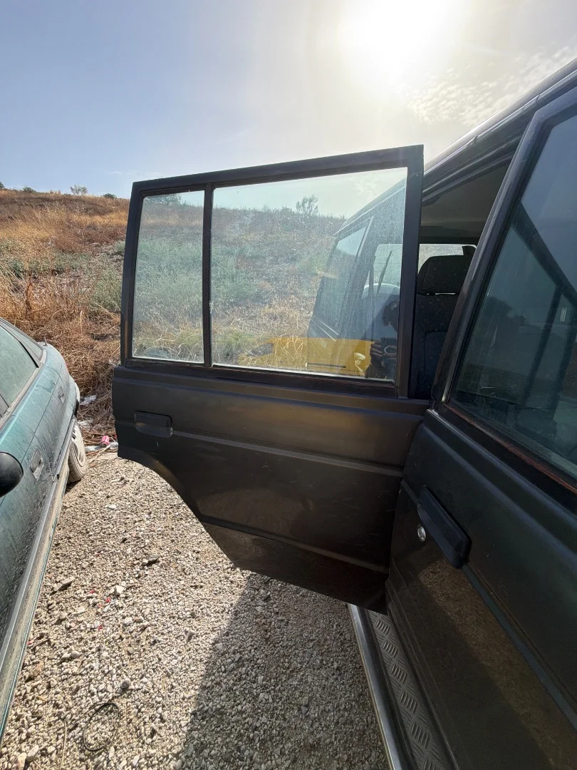 Foto de PUERTA TRASERA DERECHA MITSUBISHI GALLOPER (HYUNDAI)(02.1998) 2.5 Turbodiesel (105 CV / 77 KW)