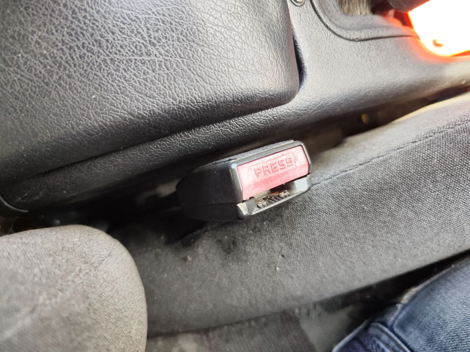 Foto de ENGANCHE CINTURON DELANTERO DERECHO CITROEN XSARA BERLINA 1.6 16V CAT (NFU / TU5JP4) (109 CV / 80 KW) referencia 542346511A