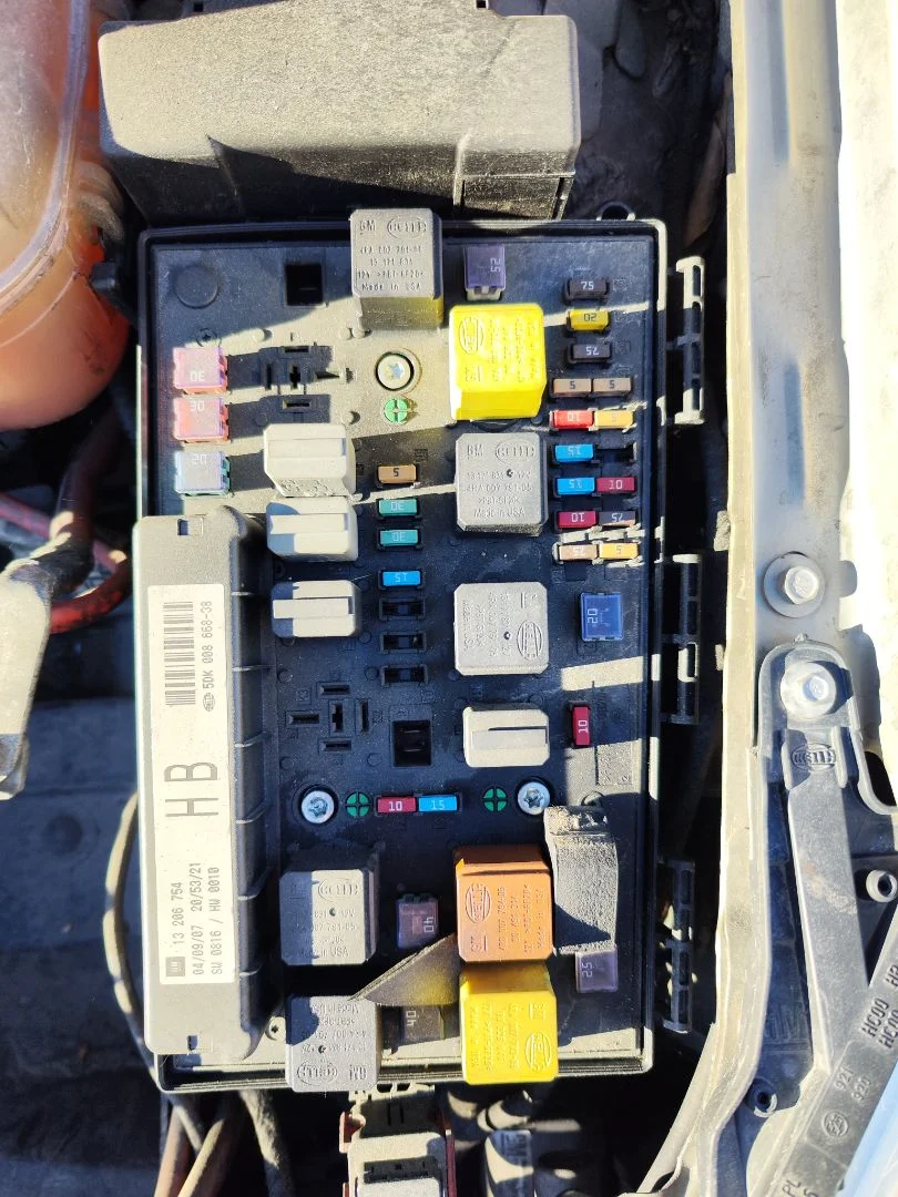 Foto de CAJA RELES / FUSIBLES OPEL ASTRA H TWIN TOP 1.9 16V CDTI CAT (Z 19 DTH / LRD) (150 CV / 110 KW)