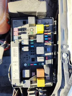 Foto de CAJA RELES / FUSIBLES OPEL ASTRA H TWIN TOP 1.9 16V CDTI CAT (Z 19 DTH / LRD) (150 CV / 110 KW)