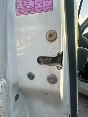 Foto de CERRADURA PUERTA DELANTERA IZQUIERDA RENAULT RAPID /EXPRESS (F40) 1.9 Diesel (64 CV / 47 KW)