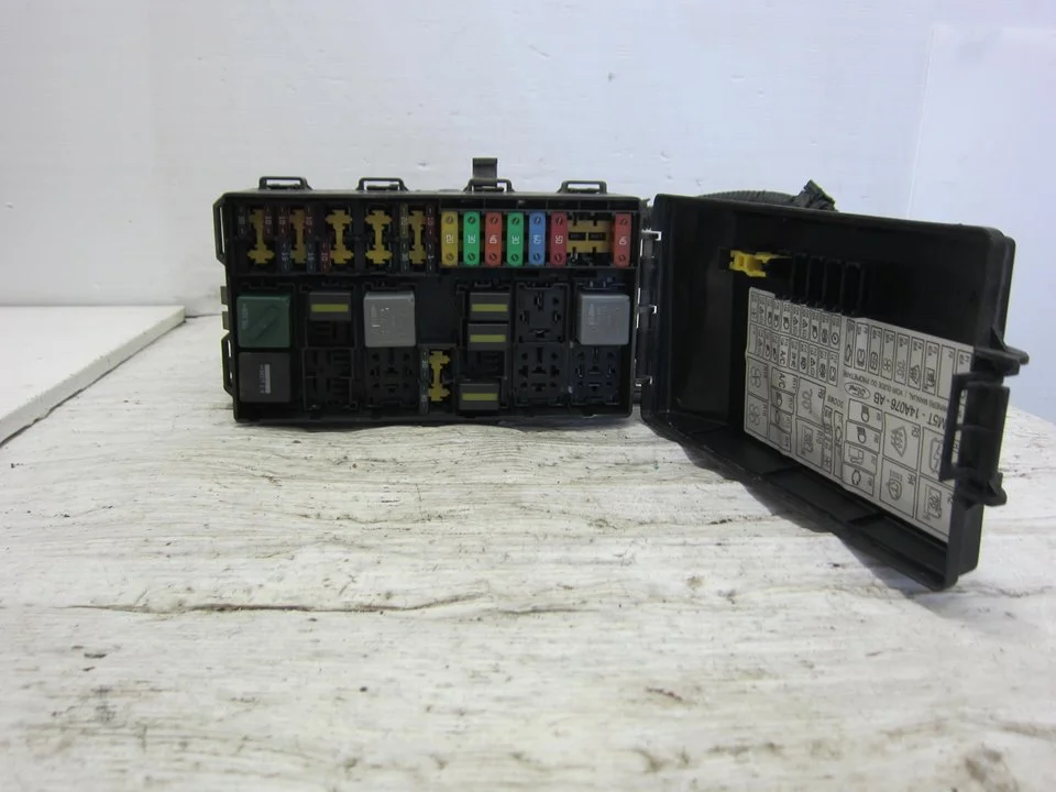 Foto de CAJA RELES / FUSIBLES FORD FOCUS FAMILIAR (CAK) 1.8 TDCi CAT (101 CV / 74 KW) referencia 518276100
