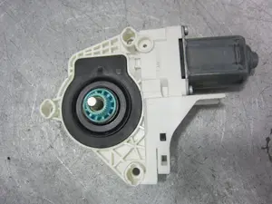 Foto de MOTOR ELEVALUNAS TRASERO DERECHO PORSCHE CAYENNE (TIPO 92A) referencia 8K0959811A foto 2