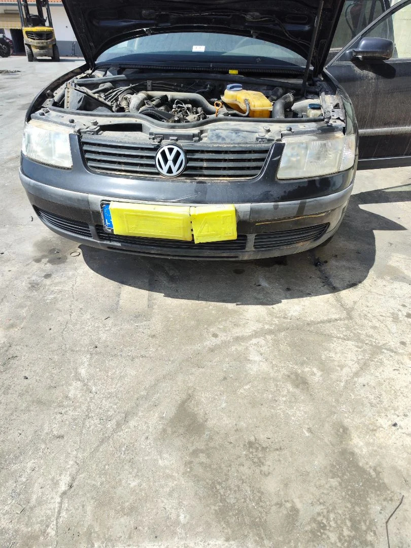 Foto de PARAGOLPES DELANTERO VOLKSWAGEN PASSAT VARIANT (3B5) 1.9 TDI (110 CV / 81 KW)