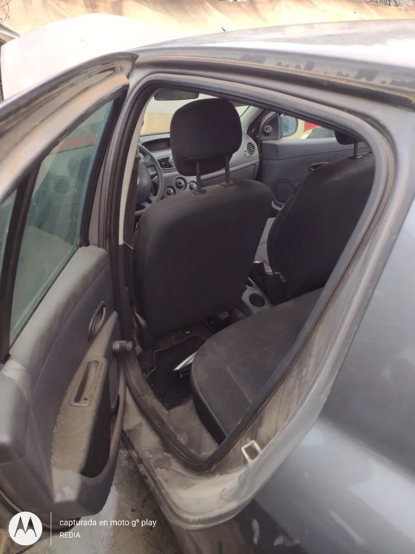 Foto de GOMAS CONTORNO PUERTA RENAULT CLIO III 1.2 16V (75 CV / 55 KW)