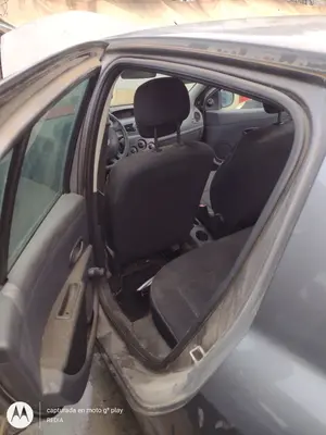 Foto de GOMAS CONTORNO PUERTA RENAULT CLIO III 1.2 16V (75 CV / 55 KW)