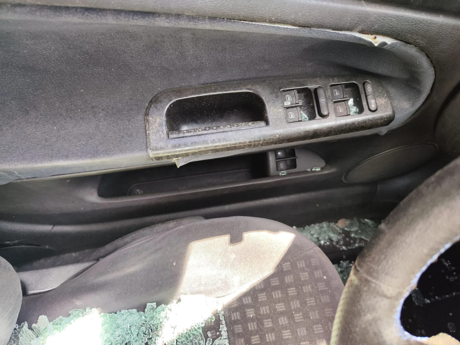 Foto de GUARNECIDO PUERTA DELANTERA IZQUIERDA VOLKSWAGEN PASSAT BERLINA (3B3) 1.9 TDI (131 CV / 96 KW) referencia 3B1867011DDFKZ