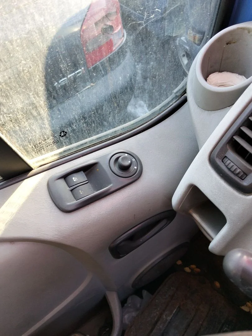 Foto de MANDO ELEVALUNAS DELANTERO IZQUIERDO RENAULT TRAFIC II COMBI 1.9 Diesel (101 CV / 74 KW)